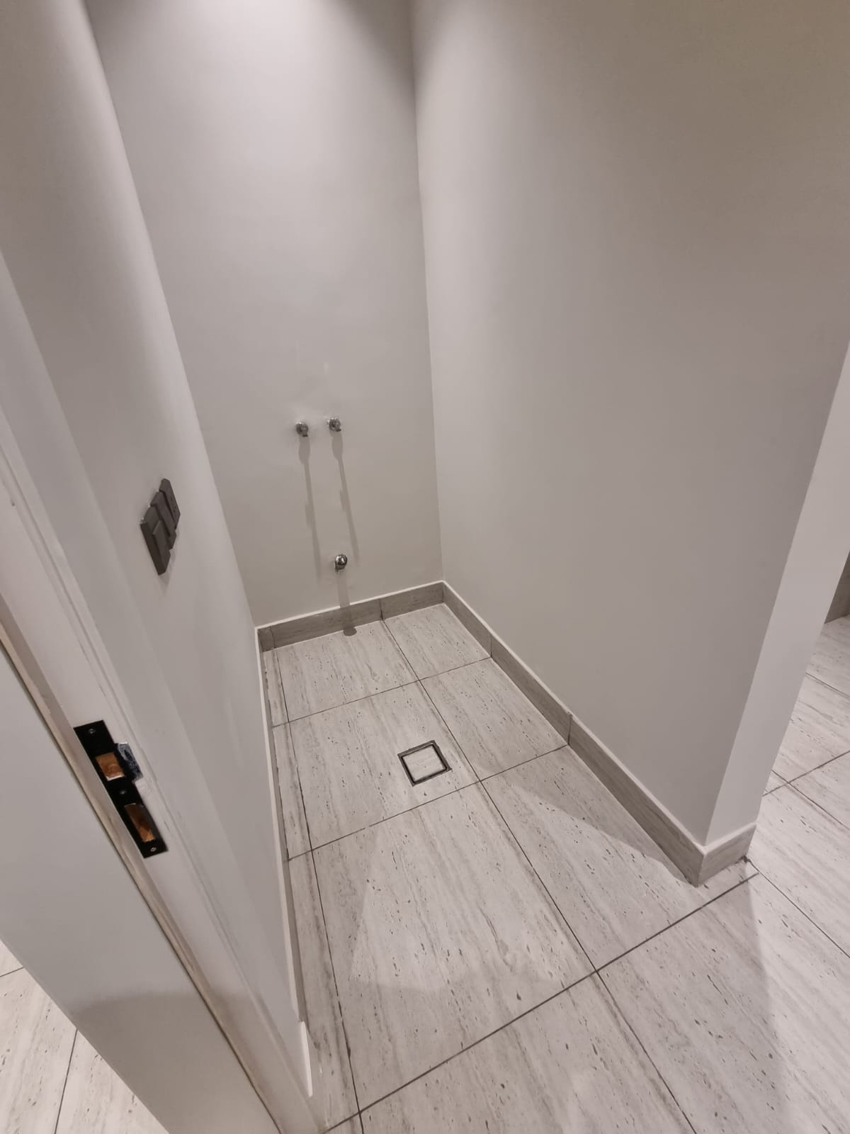 شقة 3 غرف في الملقا 4