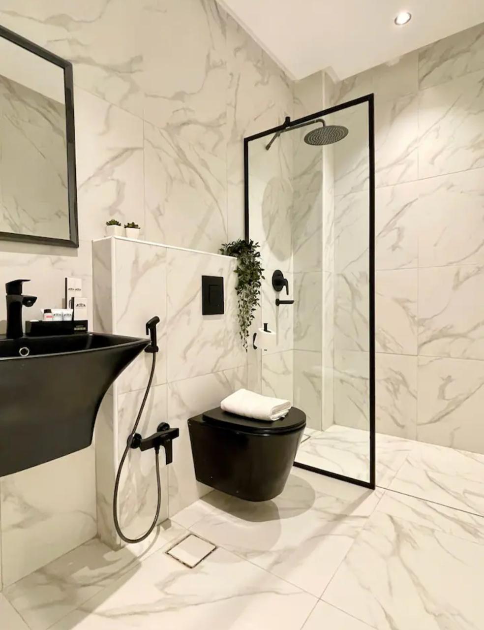 شقة 3 غرف في الملقا 5